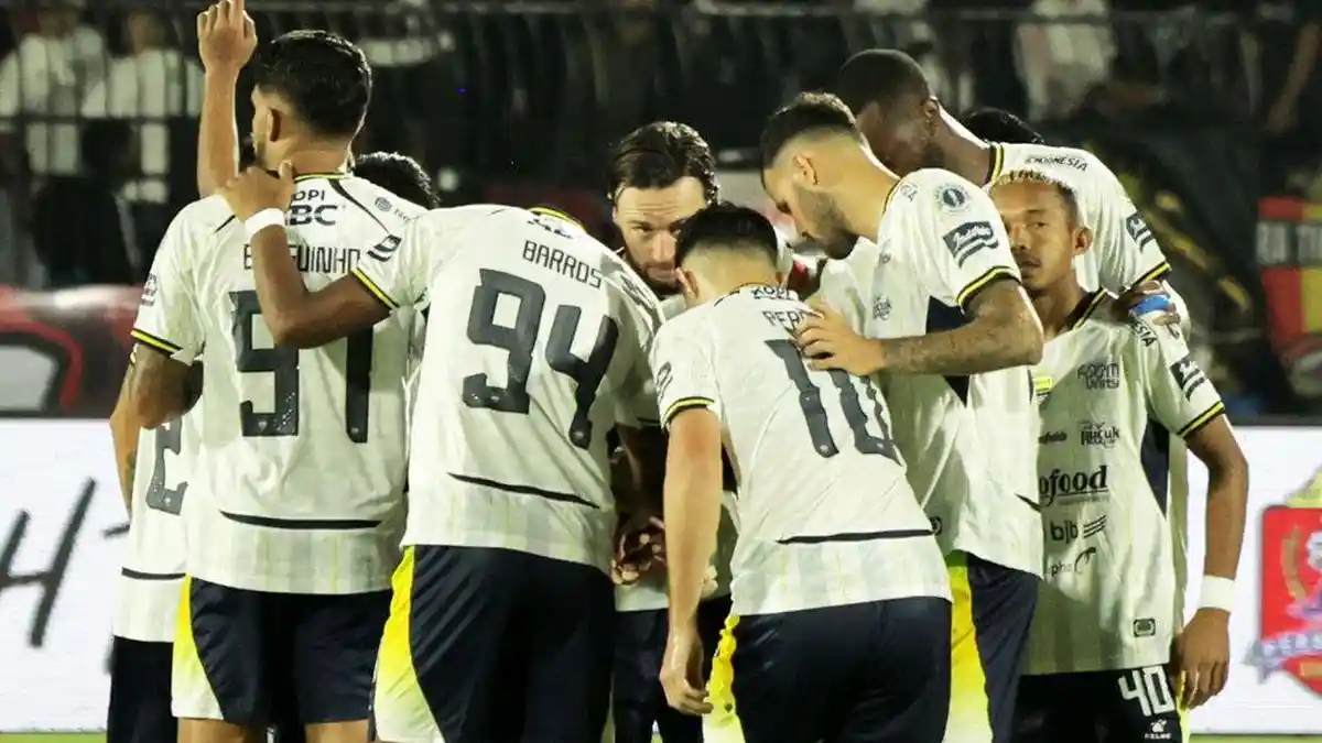 Aksi pemain Persib Bandung saat menjalani sesi latihan intensif di bawah arahan tim pelatih