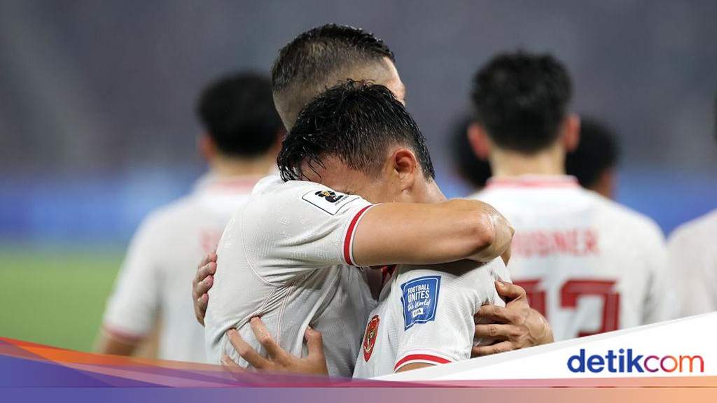 Aksi pemain Timnas Indonesia berduel ketat melawan Vietnam di Piala AFF 2026.
