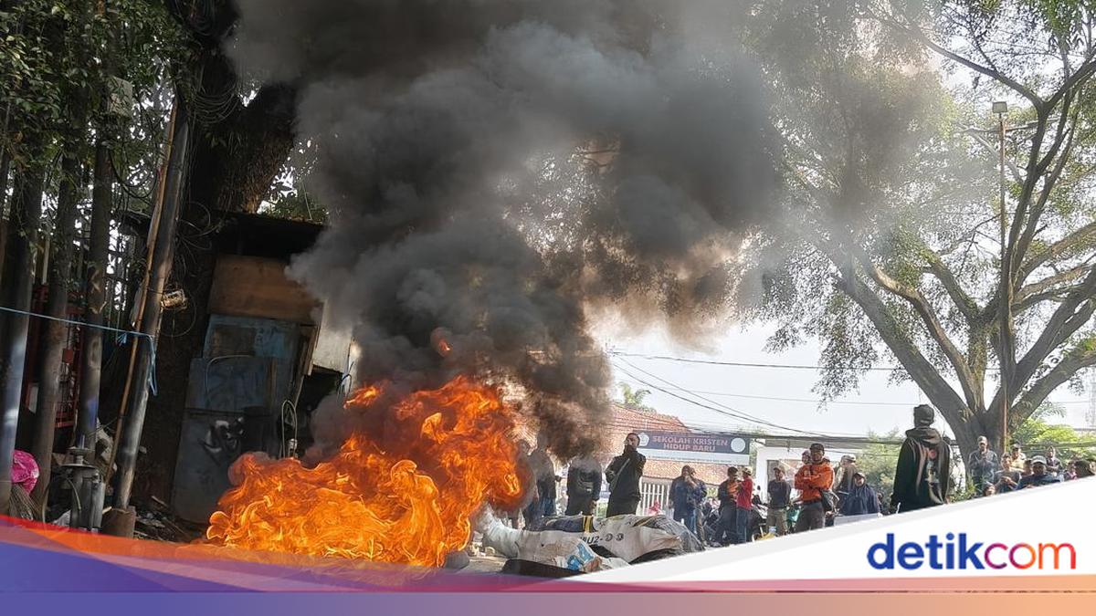 Aksi protes PKL Ciumbuleuit blokir jalan tuntut keadilan pembongkaran