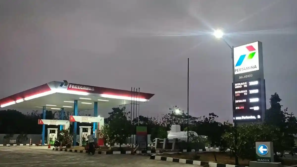 Aktivitas pengisian bahan bakar minyak di SPBU wilayah Ciemas Sukabumi
