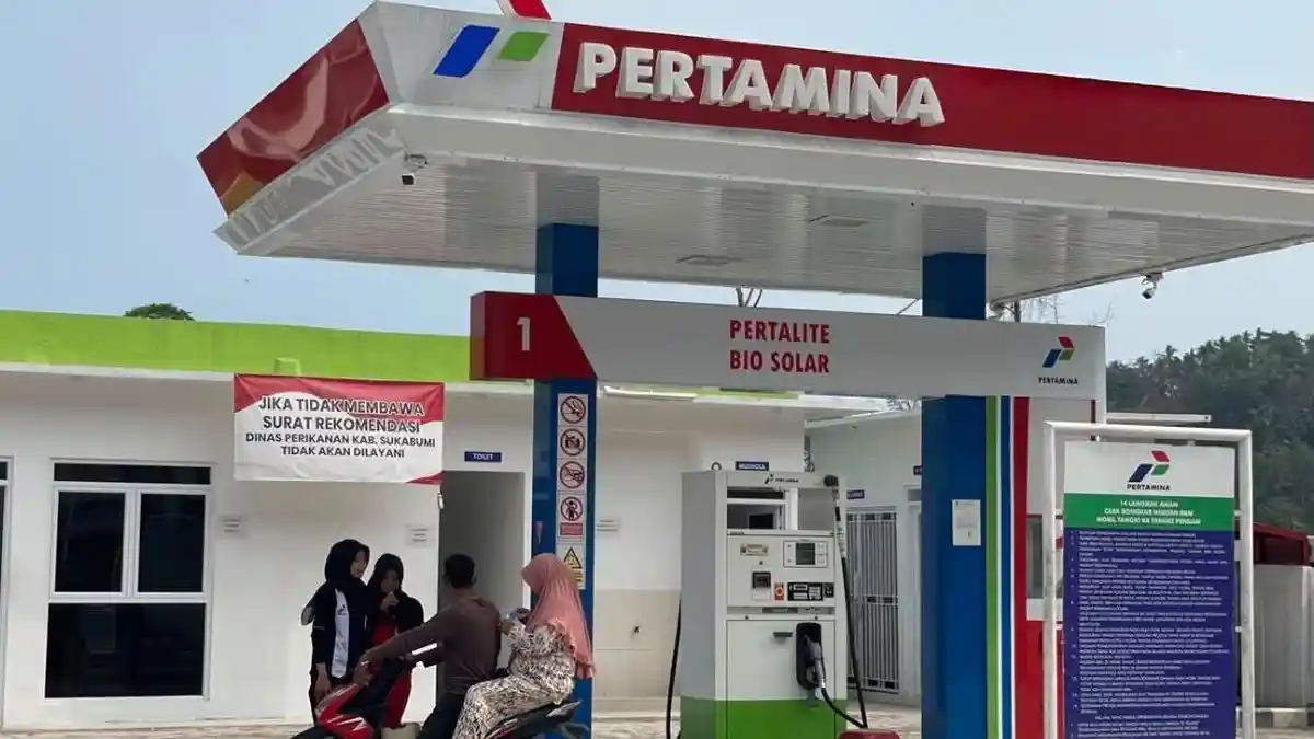 Aktivitas penyaluran BBM di SPBUN Cikahuripan Kabupaten Sukabumi