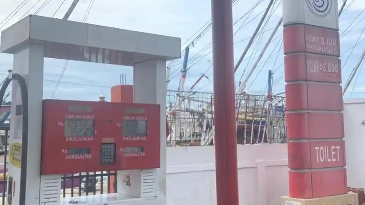 Aktivitas penyaluran Solar subsidi untuk nelayan Karangantu oleh Pertamina Patra Niaga JBB