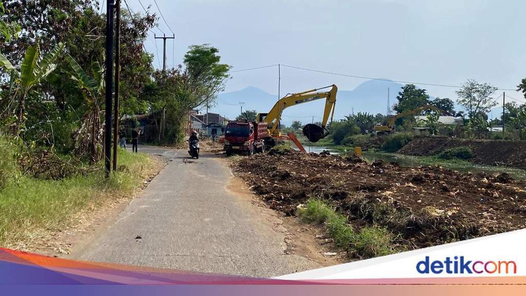 Alat berat eksavator mengeruk sedimentasi lumpur di Sungai Cikeruh Bandung