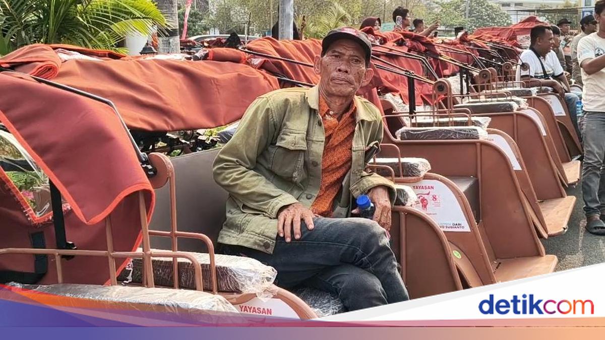 Bah Arman tersenyum sumringah di samping becak listrik bantuan Presiden Prabowo Subianto di Karawang