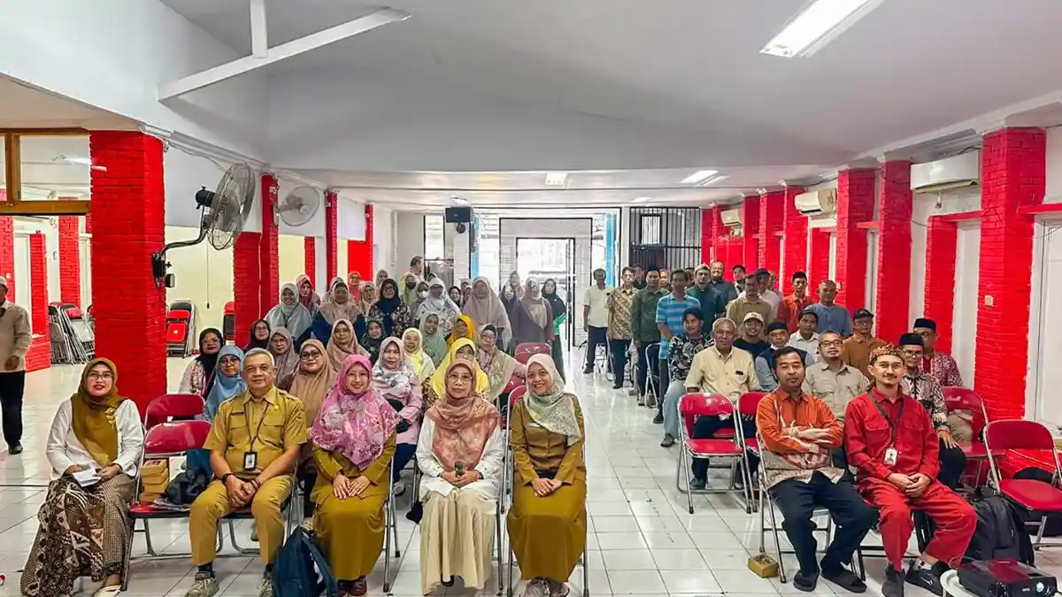 Bunda Elly Farida serahkan ribuan pohon buah untuk penghijauan Kota Depok