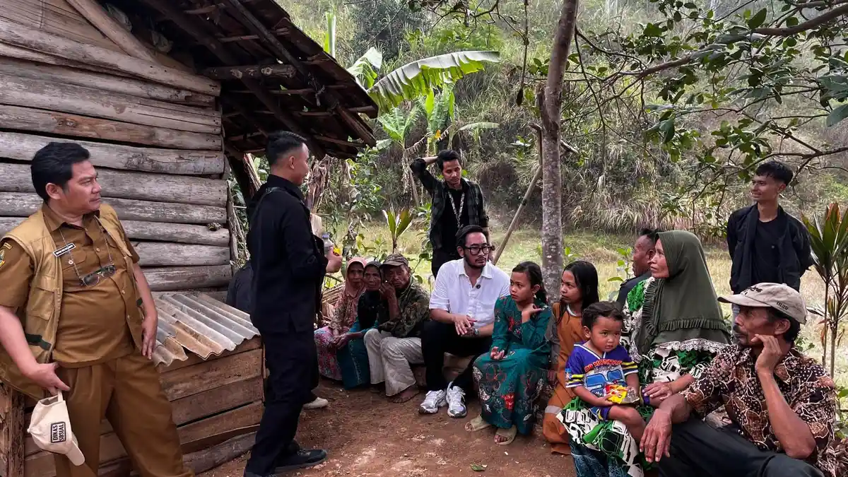 Bupati Bandung Barat Jeje Ritchie Ismail meninjau warga yang tinggal di Gunung Solok Pandan