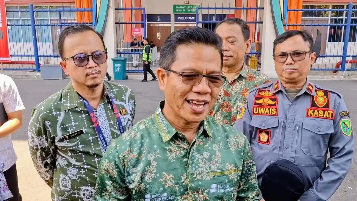 Bupati Bandung Dadang Supriatna saat meninjau Stadion Si Jalak Harupat