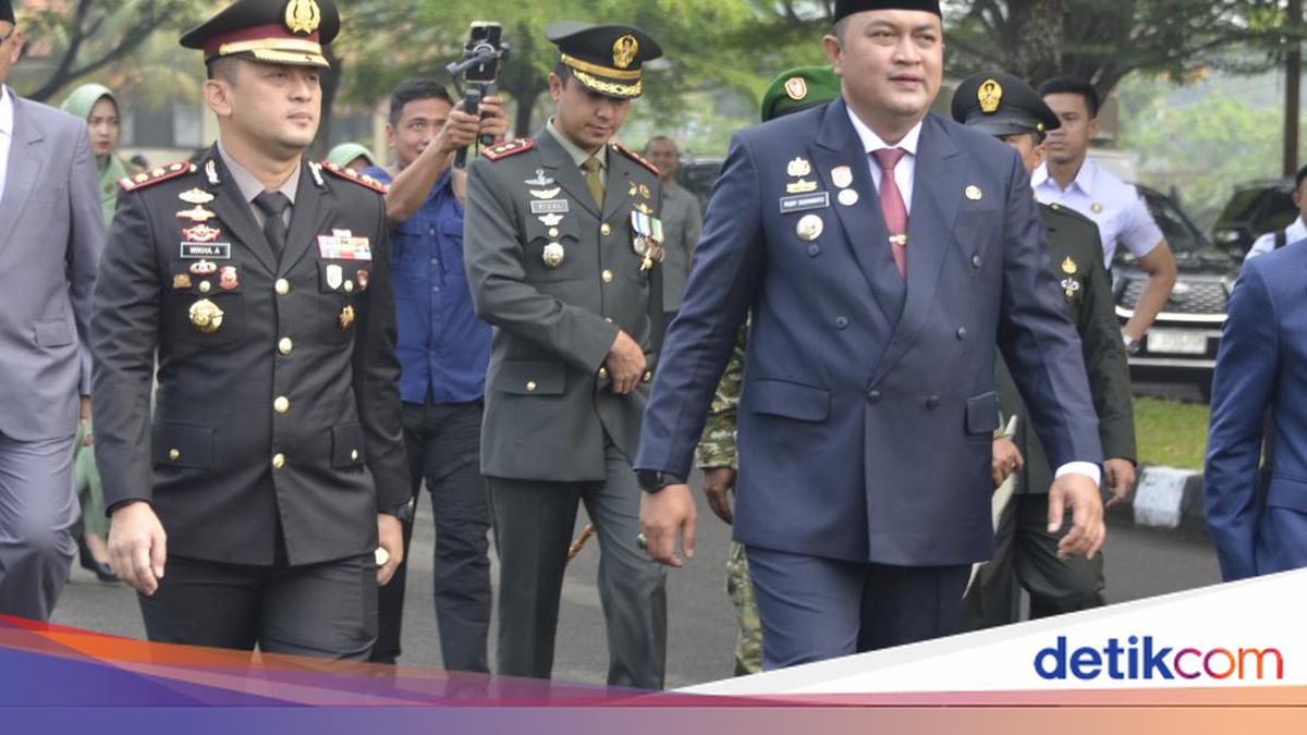 Bupati Bogor Rudy Susmanto saat ziarah di Taman Makam Pahlawan Pondok Rajeg