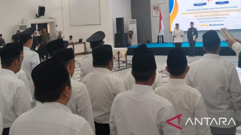 Bupati Karawang Aep Syaepuloh saat memimpin pelantikan mutasi ASN