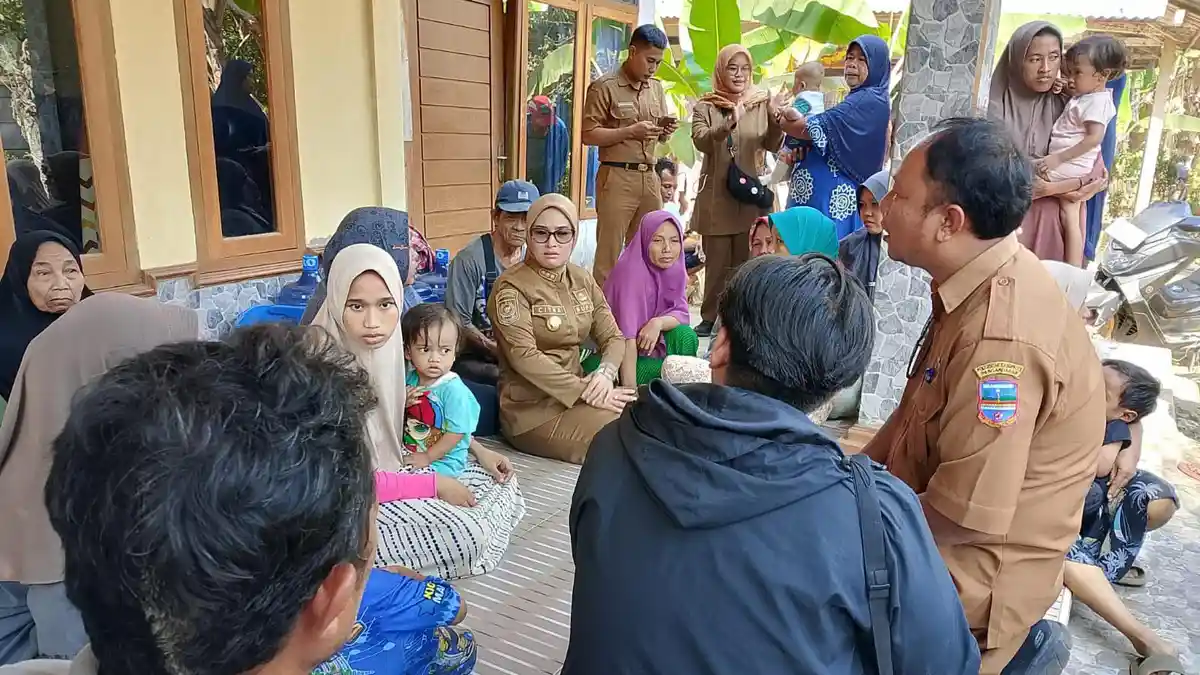 Bupati Pangandaran Citra Pitriyami meninjau lokasi kebakaran rumah di Cimerak
