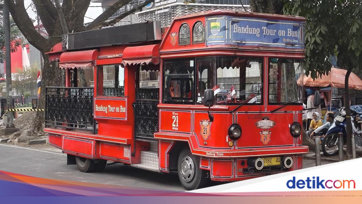 Bus wisata Bandros melintas di jalanan Kota Bandung saat perayaan hari jadi kota