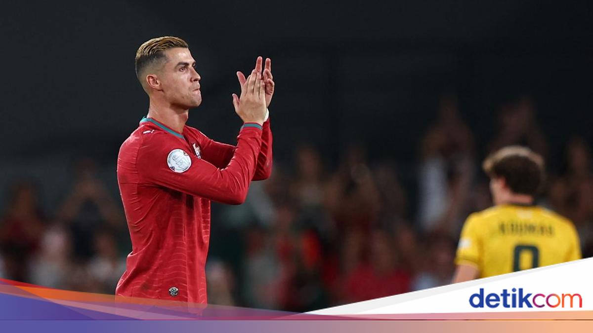 Cristiano Ronaldo mengenakan jersey Timnas Portugal dengan ekspresi serius di lapangan