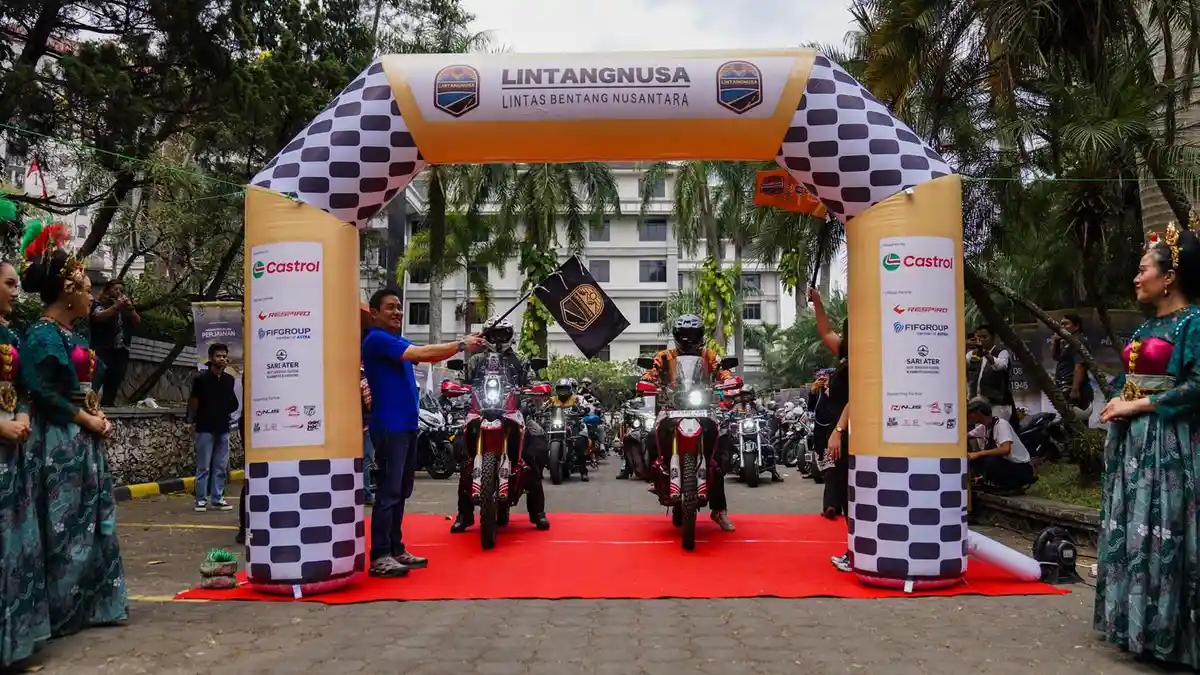 Dua riders Bandung siap tempuh 1945 km bawa bendera Merah Putih
