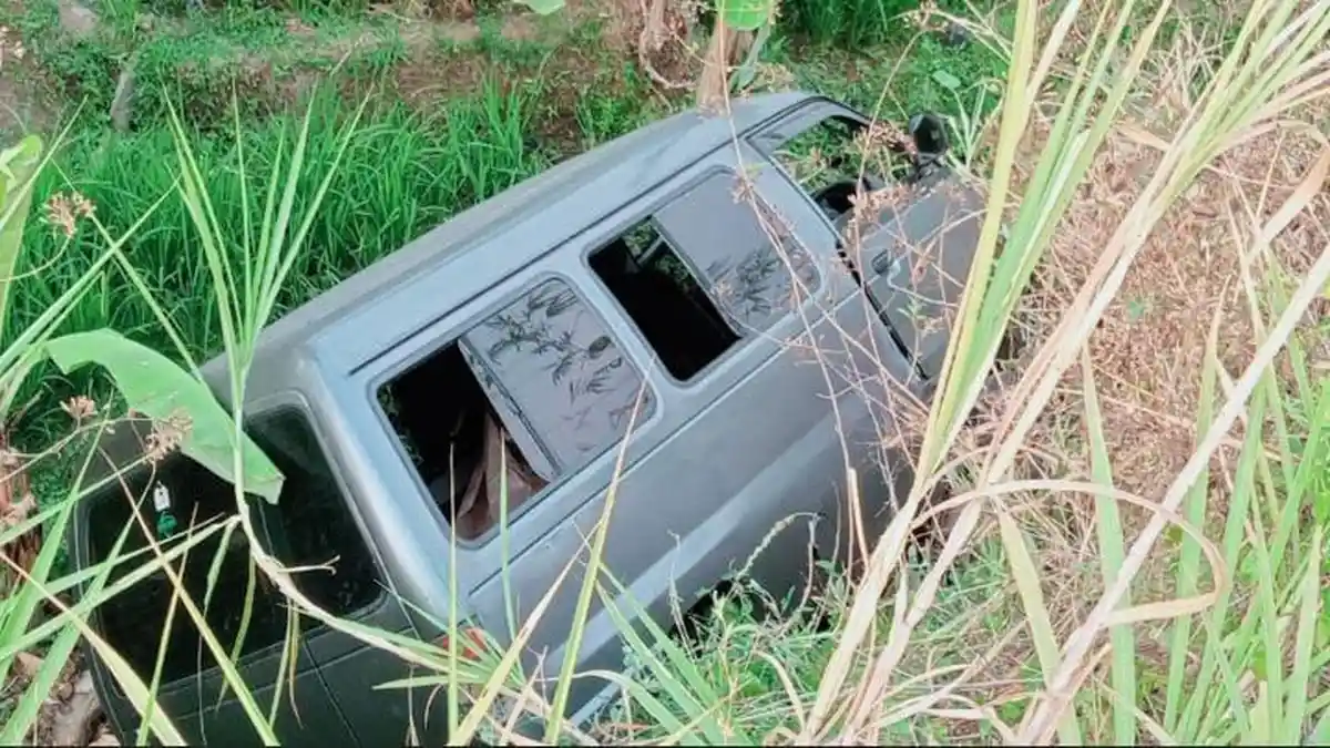 Evakuasi minibus yang terjun ke sawah usai tabrakan maut di Wado Sumedang