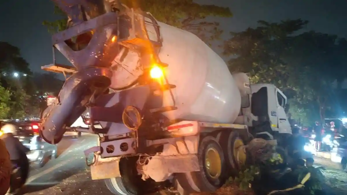 Evakuasi truk molen yang terjungkal setelah kecelakaan tunggal di Jalan Soekarno Hatta Bandung