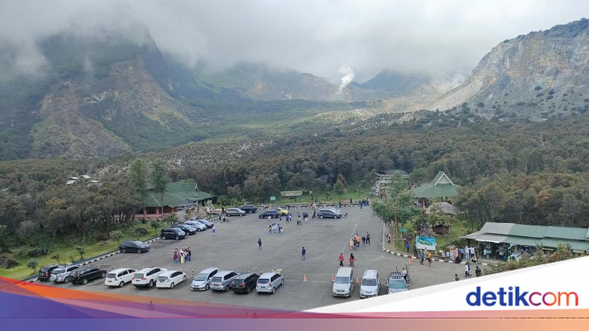 Fenomena blue fire muncul di kawah Gunung Papandayan Garut