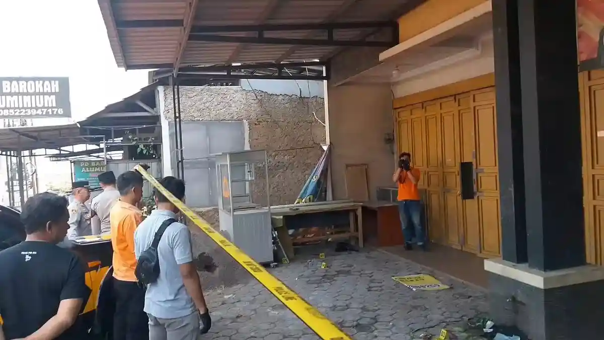 Garari kepolisian di sekitar lokasi penemuan mayat pria di Pasar Ciawi Tasikmalaya