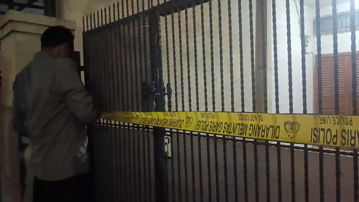 Garis polisi terpasang di rumah istri dokter di Cirebon yang tewas