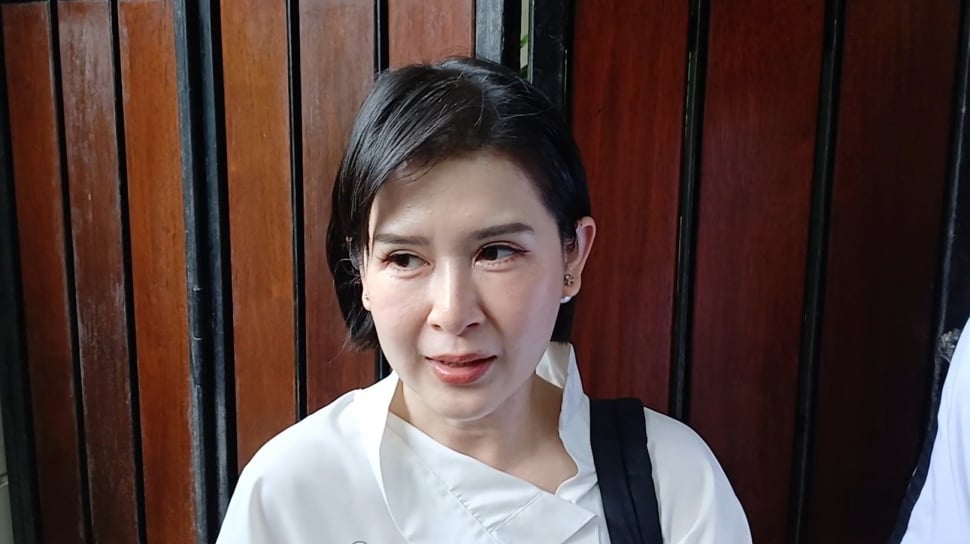 Grace Natalie memberikan keterangan pers terkait polemik pendidikan Gibran