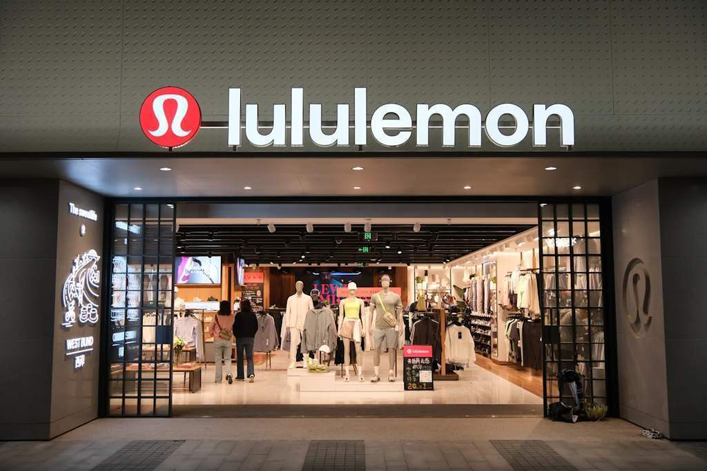 Grafik penurunan saham Lululemon setelah pemangkasan proyeksi pendapatan fiskal