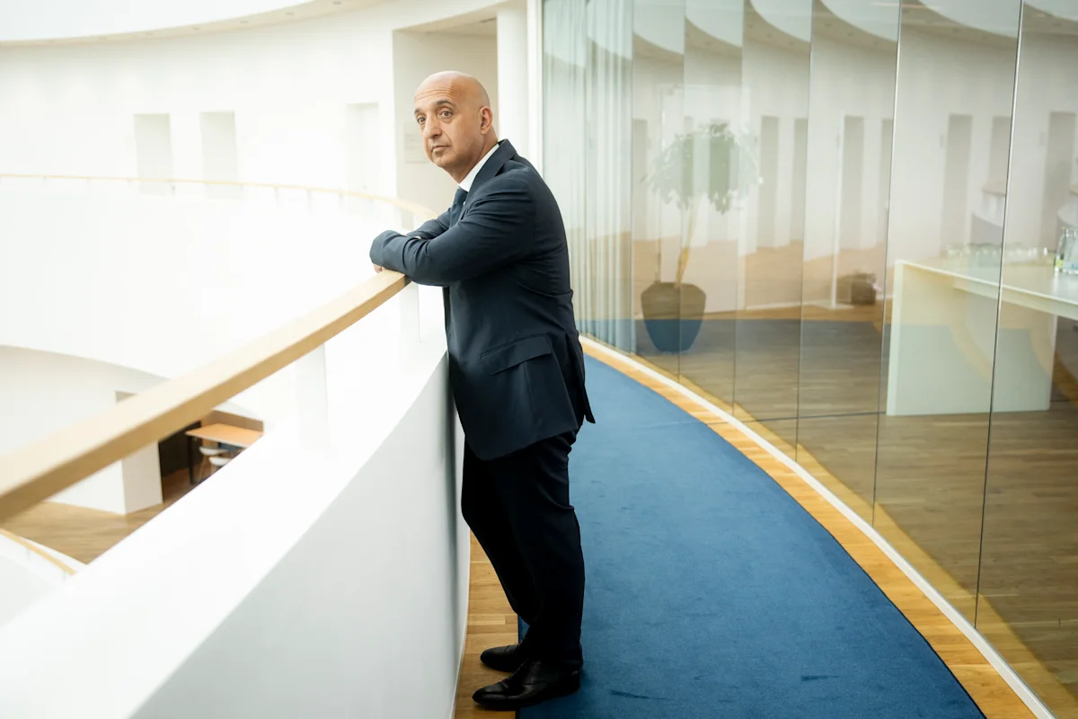Grafik penurunan saham Novo Nordisk dan penjelasan strategi CEO Mike Doustdar