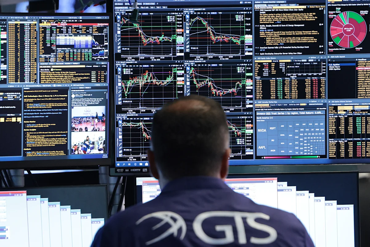Grafik pergerakan indeks saham Wall Street dan bursa global di tengah fluktuasi pasar obligasi.