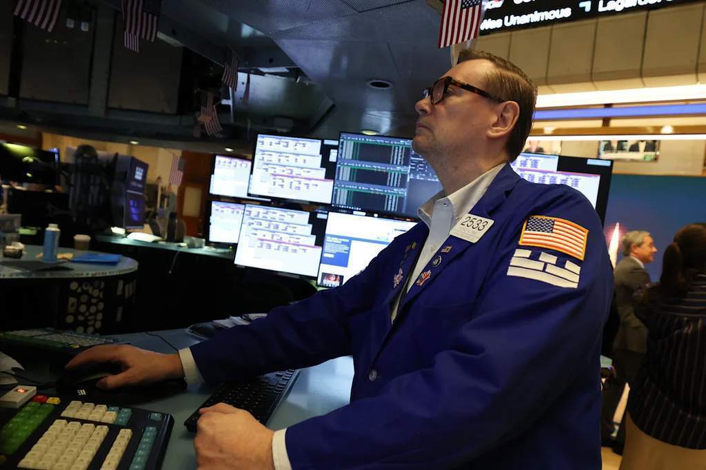 Grafik pergerakan pasar saham dan imbal hasil obligasi di Wall Street
