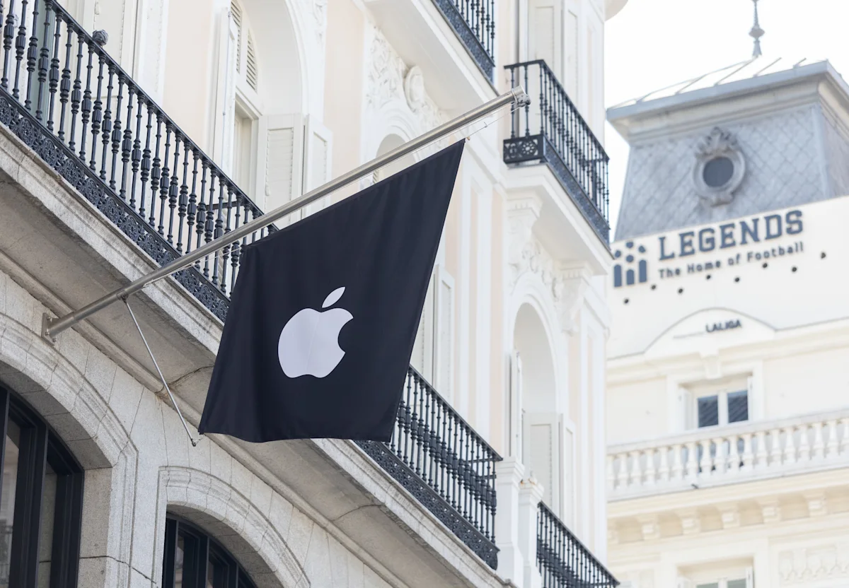 Grafik pergerakan saham Apple dan Nvidia di indeks S&P 500 Wall Street