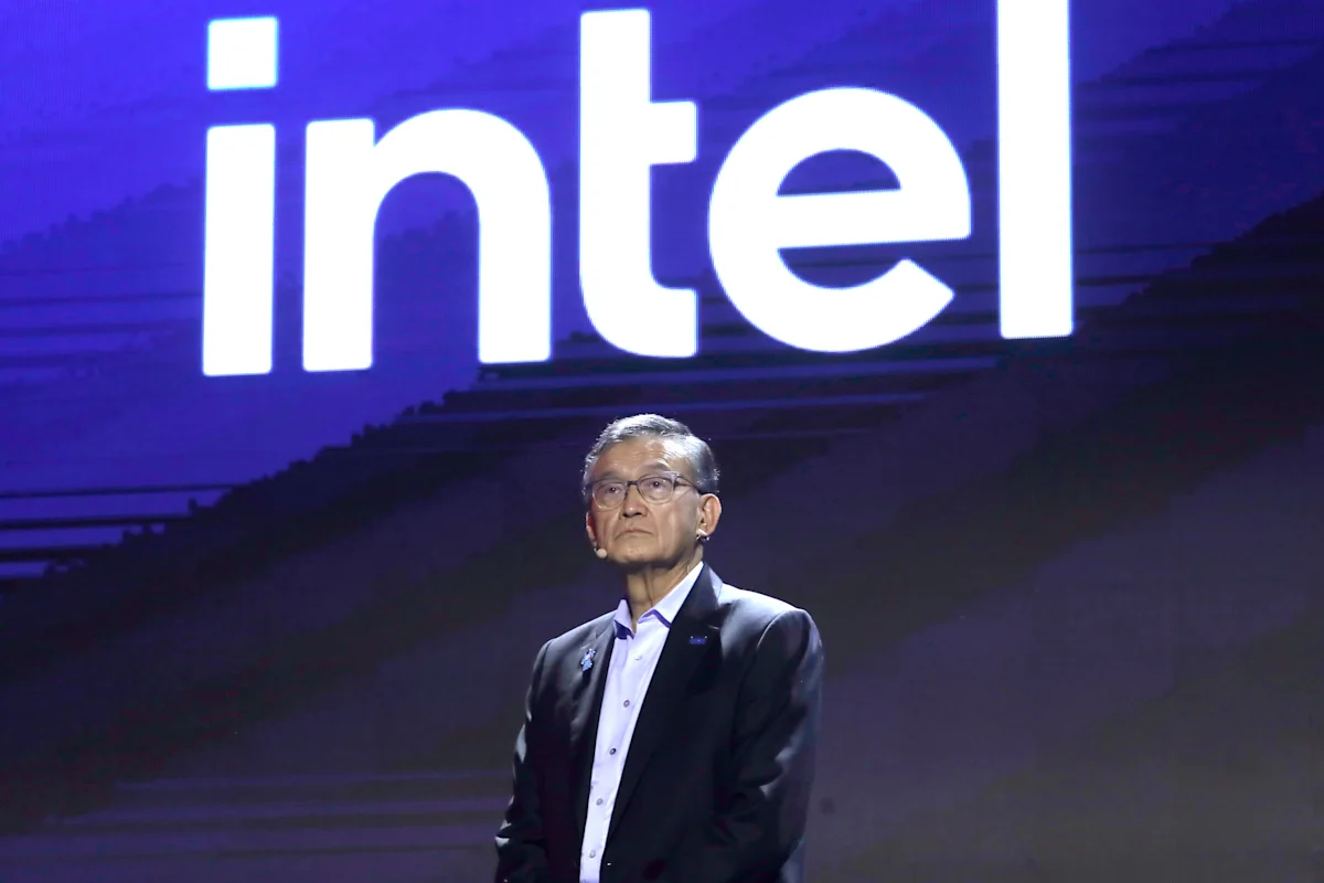 Grafik pergerakan saham Intel dan ilustrasi chip prosesor CPU untuk teknologi AI