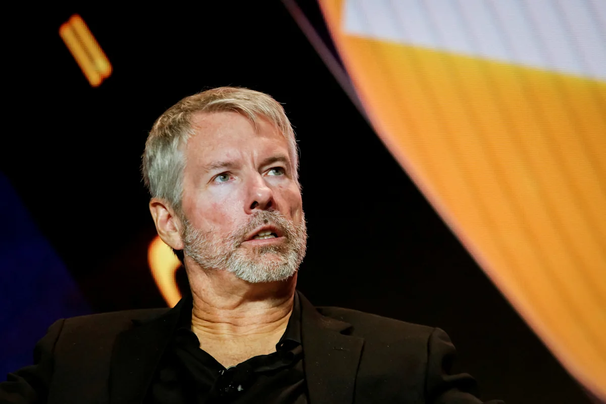 Grafik pergerakan saham Strategy dan Michael Saylor setelah membeli bitcoin baru