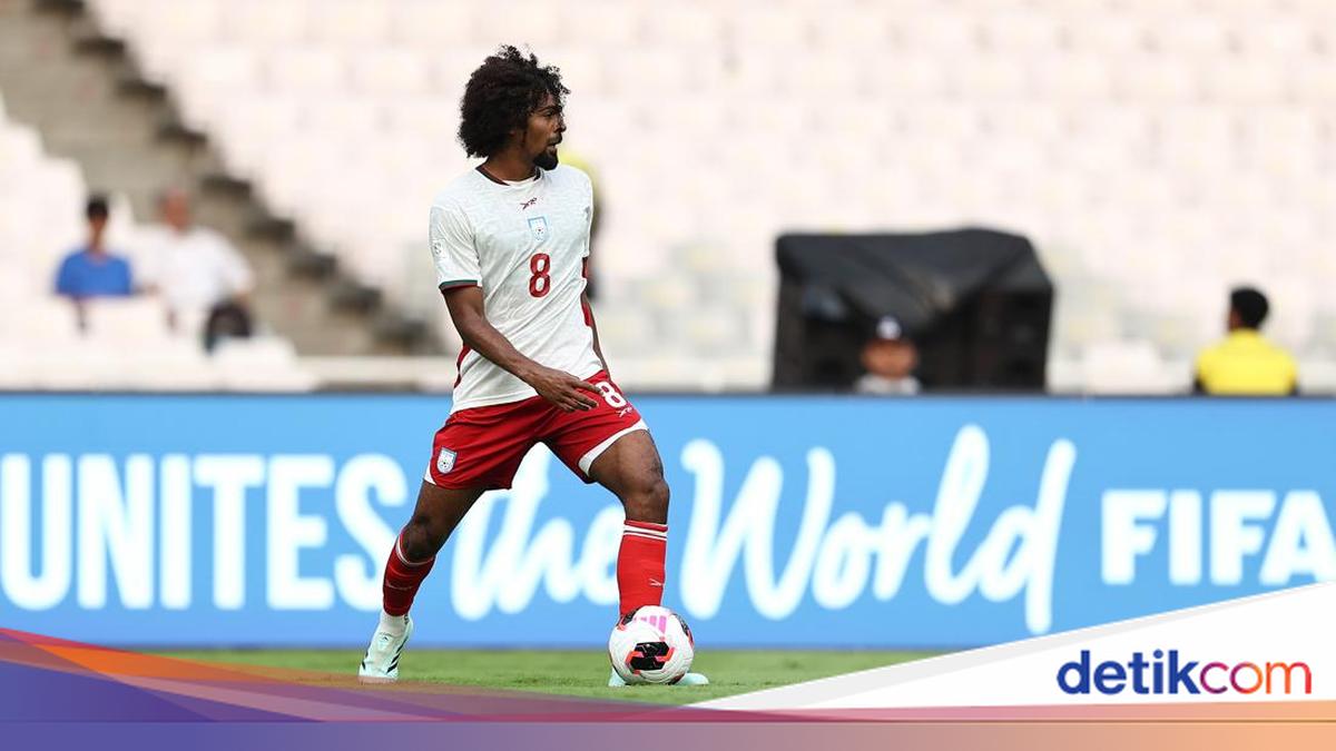 Hamza Choudhury saat membela tim nasional dalam pertandingan sepak bola