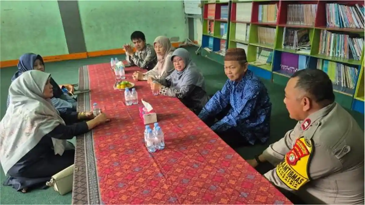 Hj Lilis Nurlia memberikan materi pendidikan demokrasi kepada pelajar di Kota Bekasi
