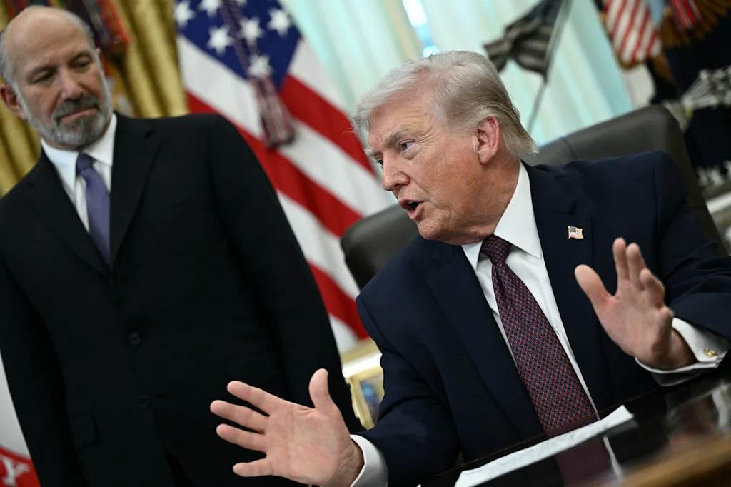 Ilustrasi chip semikonduktor dan portofolio saham pemerintahan Trump di Amerika Serikat
