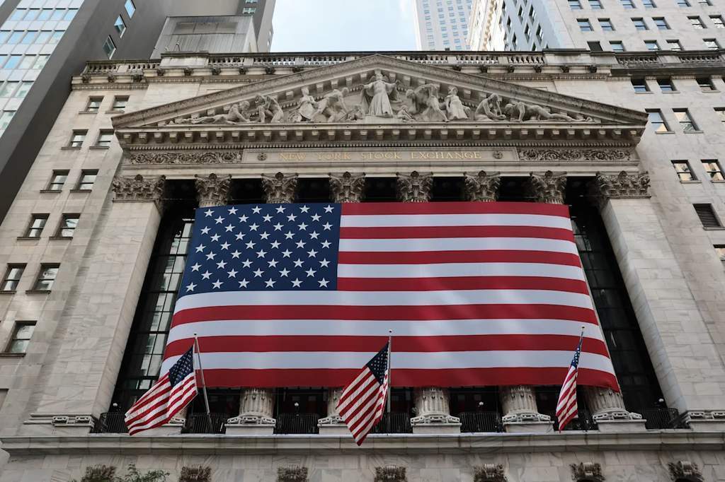 Ilustrasi grafik pergerakan bursa saham Wall Street di zona hijau