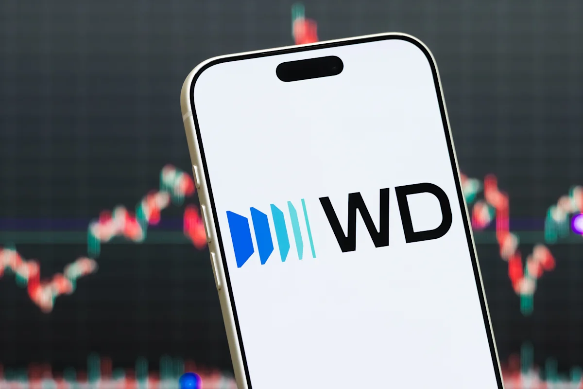 Ilustrasi grafik saham Seagate dan Western Digital yang anjlok akibat ekspansi Toshiba
