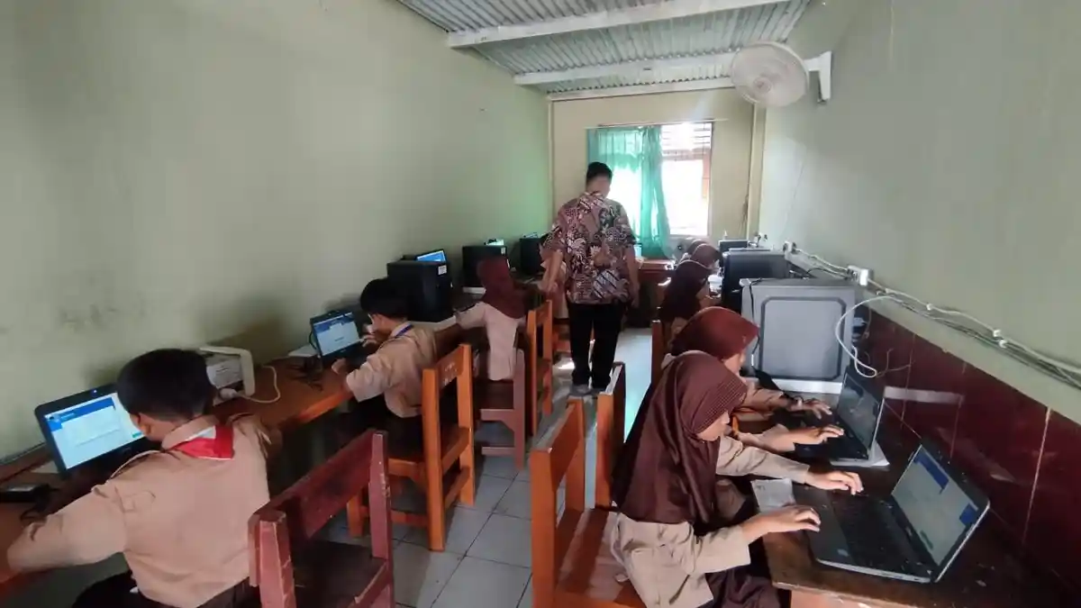 Ilustrasi guru honorer mengikuti sosialisasi kebijakan pengangkatan PPPK di Indonesia