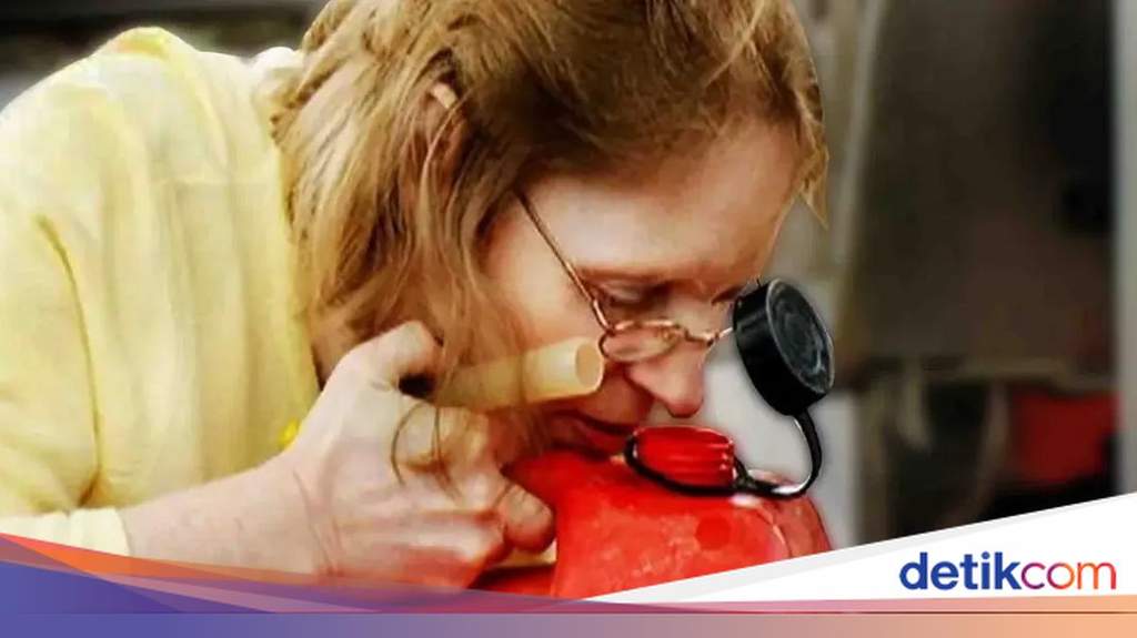 Ilustrasi pengendara mengisi bahan bakar di SPBU dengan aroma bensin yang khas