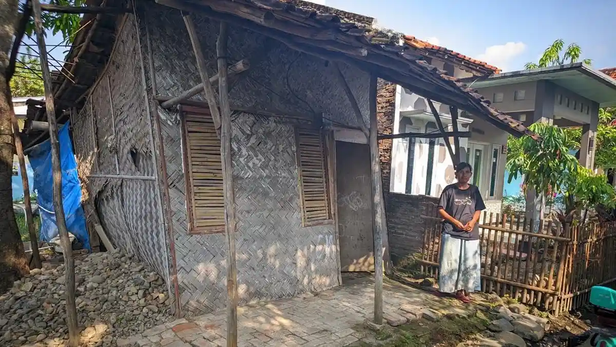 Ilustrasi peninjauan rumah penerima bantuan rutilahu di Jawa Barat