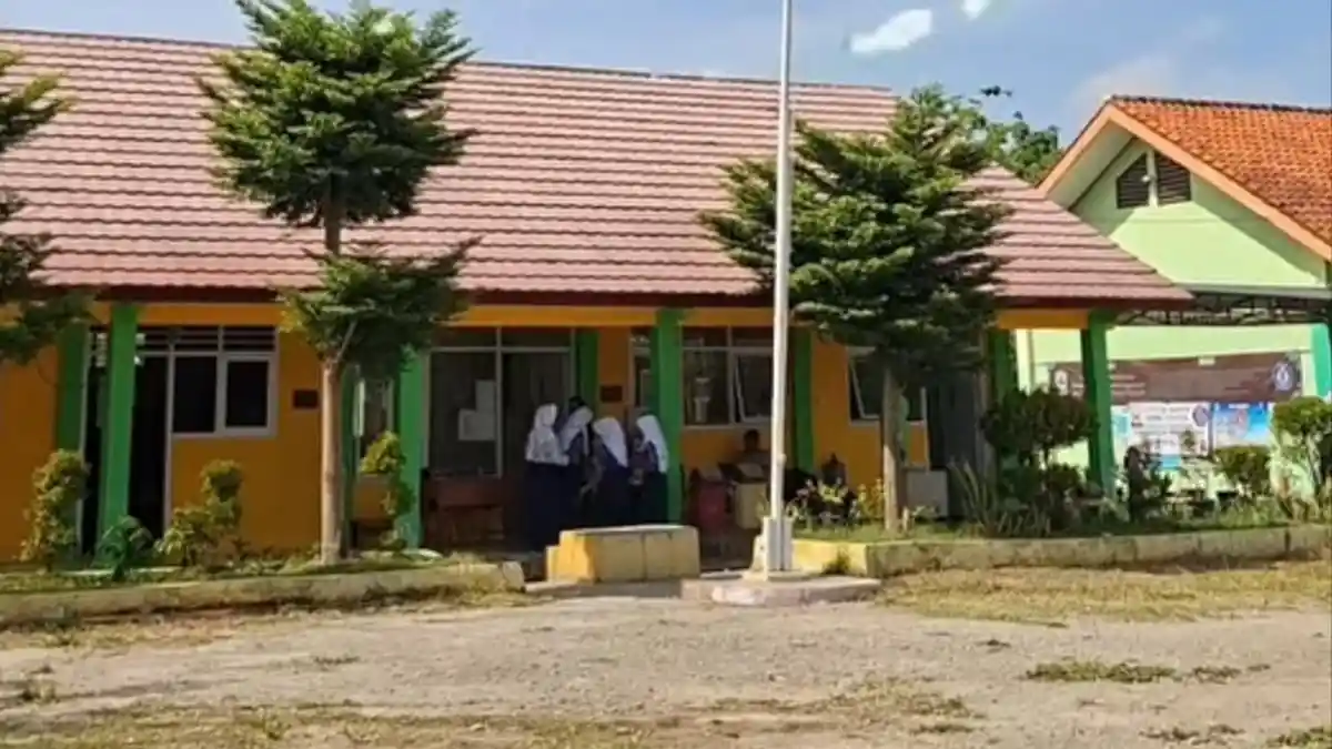 Ilustrasi siswa sekolah di Cirebon yang menghadapi pilihan sulit antara lanjut sekolah atau bekerja.