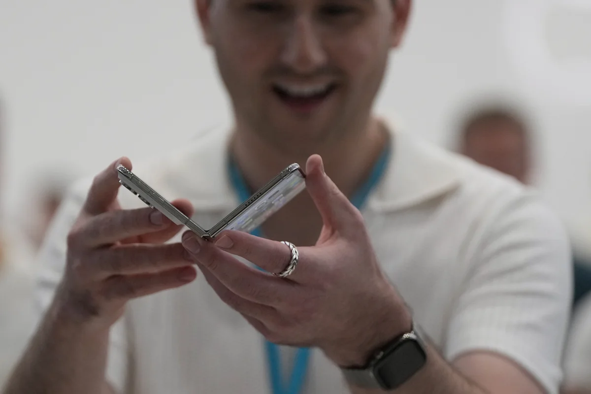 Apple Rilis iPhone Duo, Hajar Haters Sampai Bungkam