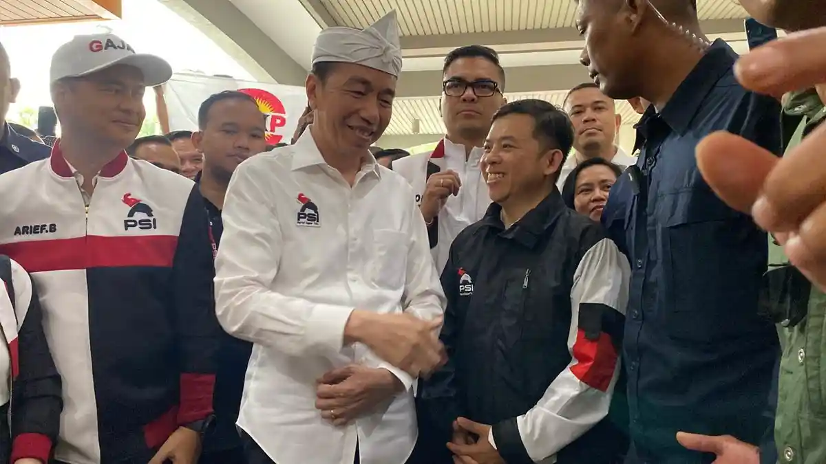 Joko Widodo mengenakan iket putih khas Sunda saat menghadiri Rakorda PSI di Kota Bandung
