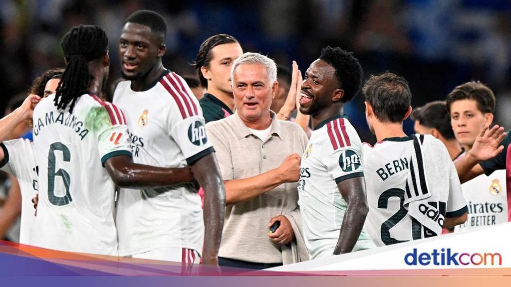 Jose Mourinho pelatih baru Real Madrid di pinggir lapangan