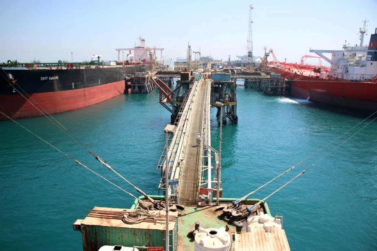 Kapal tanker minyak raksasa milik Irak berlayar melewati perairan Selat Hormuz