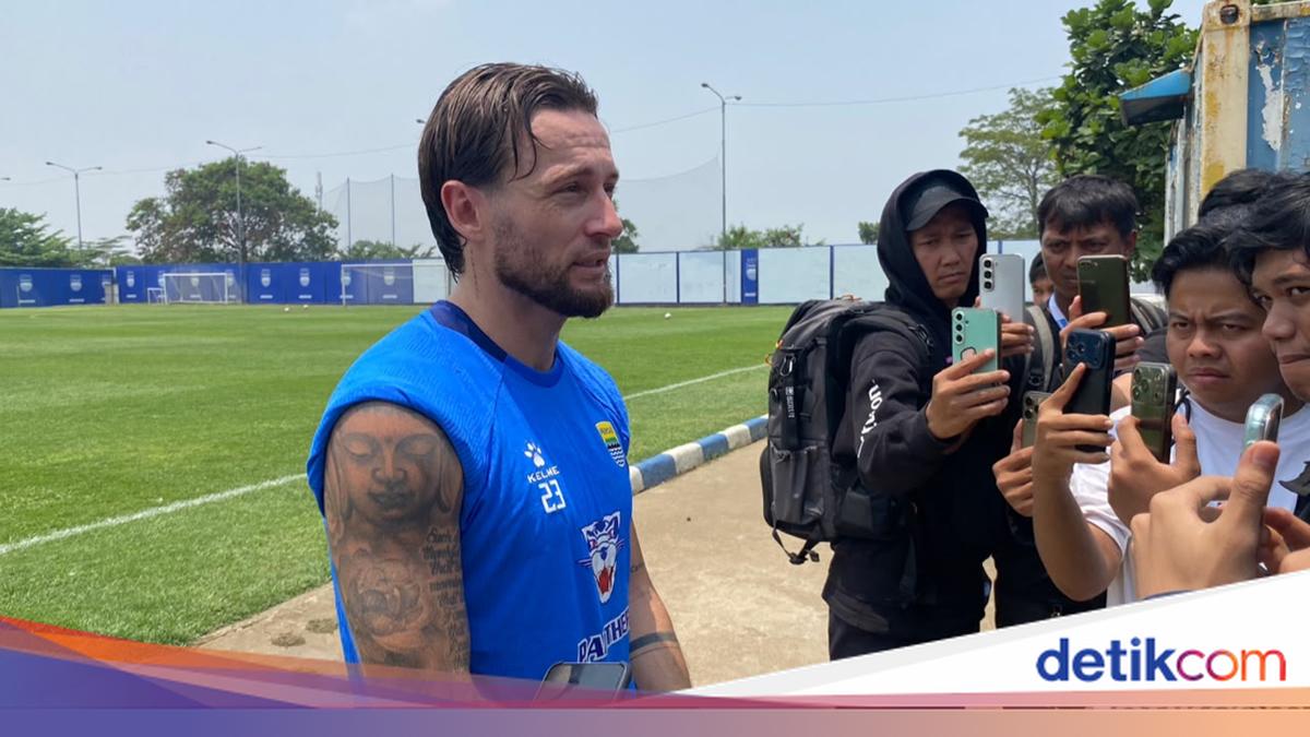 Kapten Persib Bandung Marc Klok saat berbicara mengenai jadwal padat dan fasilitas tim