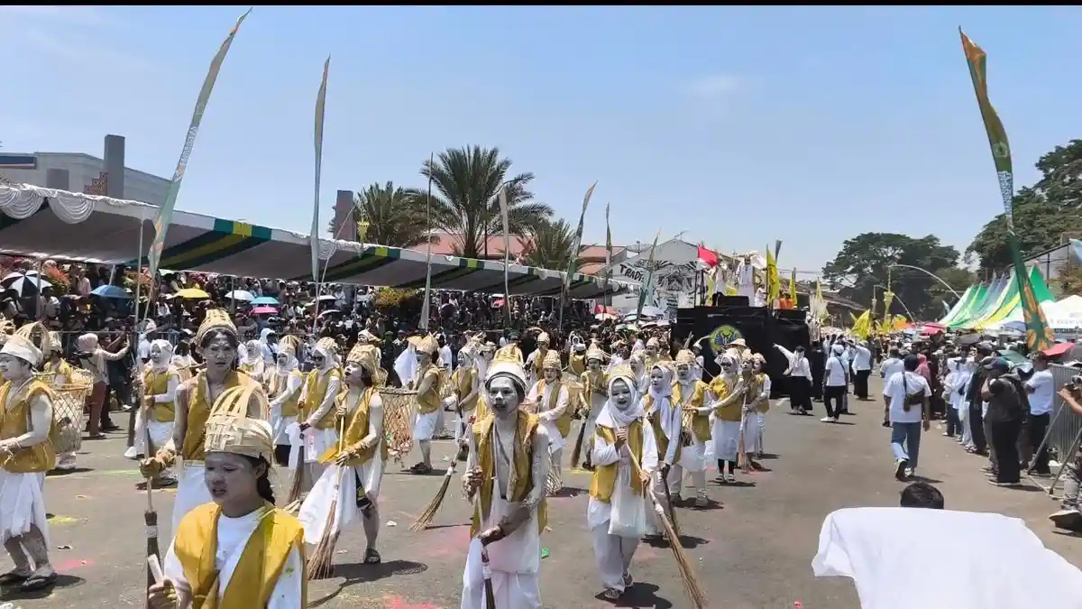 Karnaval Budaya Tutup Hari Jadi Kuningan, Warga Jangan Lupa Akar Tradisi