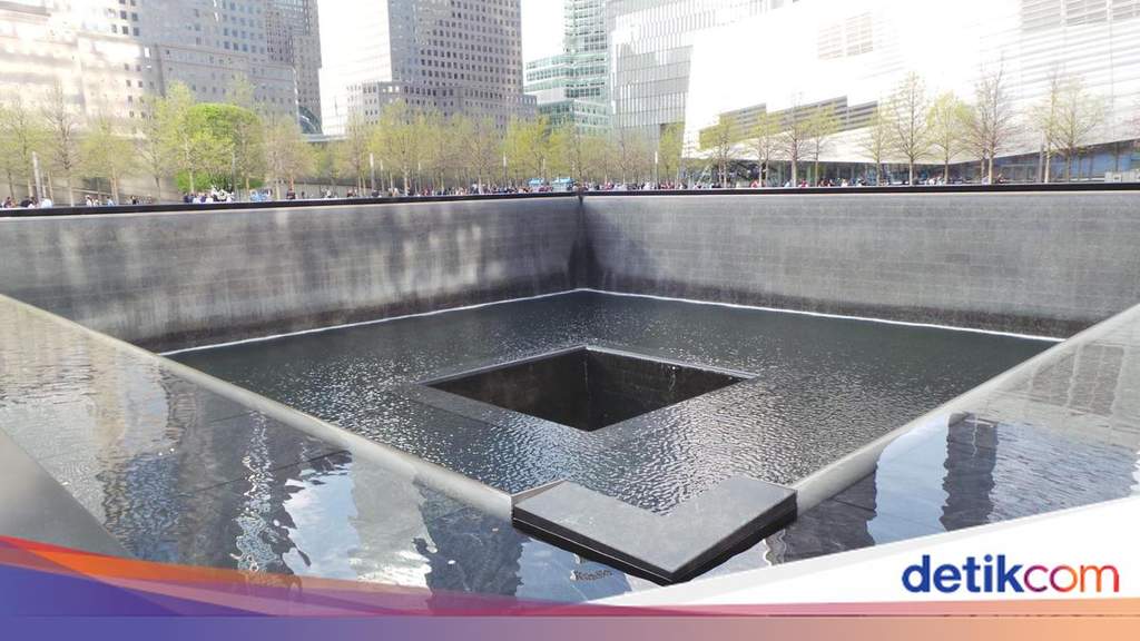 Kawasan Ground Zero New York dengan kolam peringatan dan pencakar langit modern