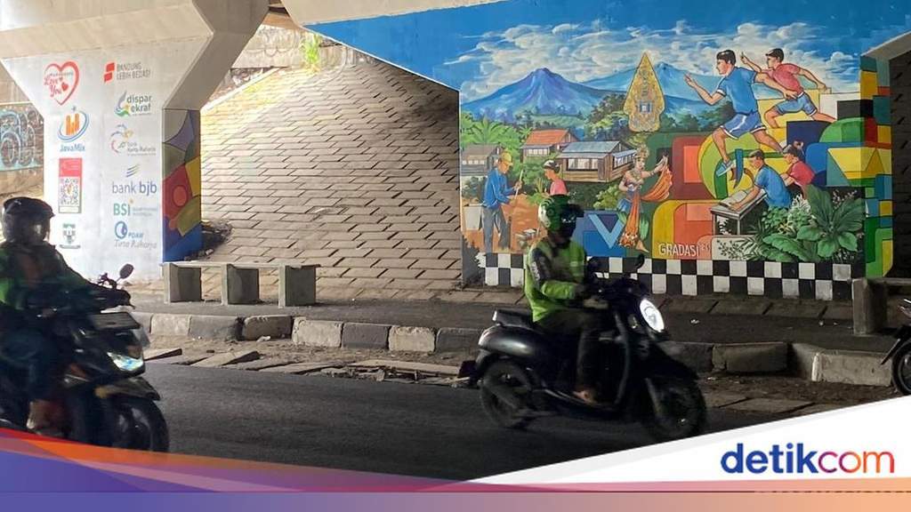 Kawasan Kolong Jembatan Tol Kopo di perbatasan Bandung