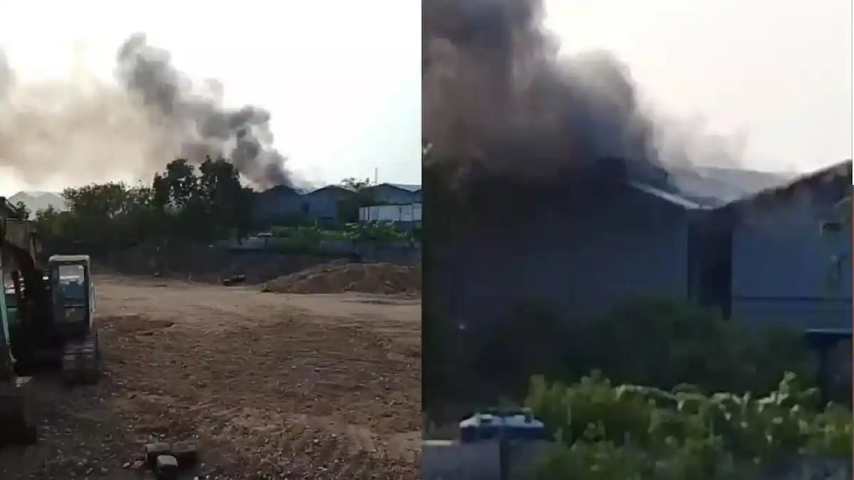 Kepulan asap hitam pekat dari kebakaran gudang ban di Mundu Cirebon