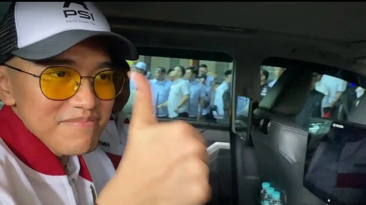 Ketua Umum PSI Kaesang Pangarep dan Joko Widodo di Bandung