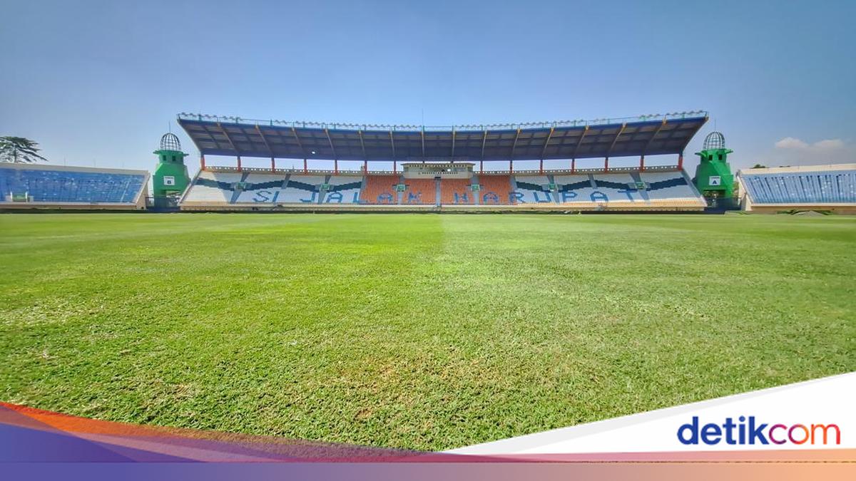 Kevin Ray Mendoza dan Daisuke Sato saat kembali ke Stadion Si Jalak Harupat Bandung